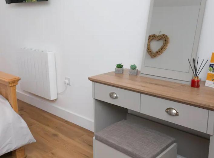 Adorable 1 Bedroom Country Cottage Bodewryd エクステリア 写真