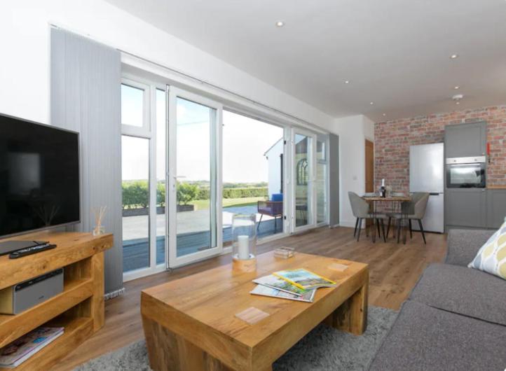 Adorable 1 Bedroom Country Cottage Bodewryd 部屋 写真