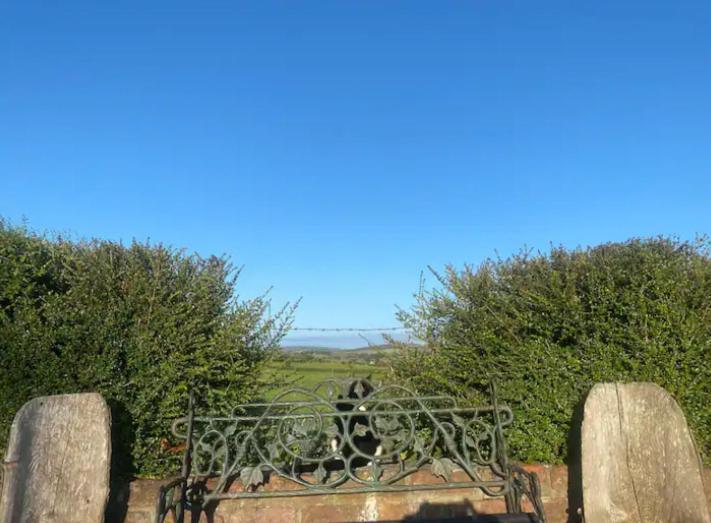 Adorable 1 Bedroom Country Cottage Bodewryd エクステリア 写真