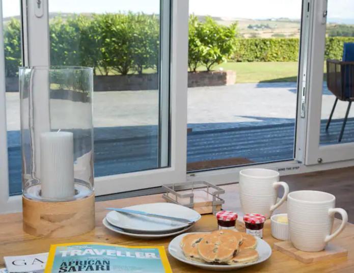 Adorable 1 Bedroom Country Cottage Bodewryd エクステリア 写真