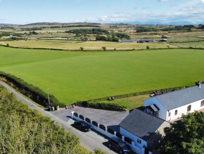 Adorable 1 Bedroom Country Cottage Bodewryd エクステリア 写真